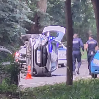 Лек автомобил се обърна странично в София Катастрофата е станала