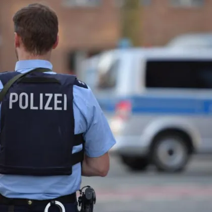 Мъж се вряза с автомобил в група хора в южния