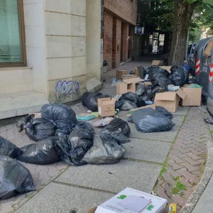 Неприятна гледка на разпилян боклук до контейнери в центъра на