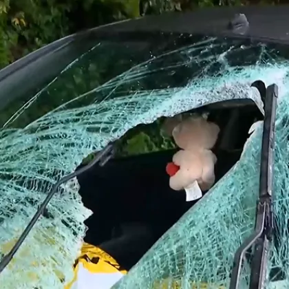 Камък е паднал върху движеща се кола на Самоковско шосе