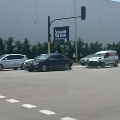 Верижна катастрофа стана днес около 13 ч на столичния бул