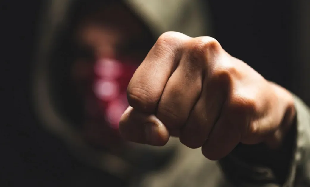 Непълнолетни пребиха мъж в парк, дядо е нападнат и ограбен на улицата