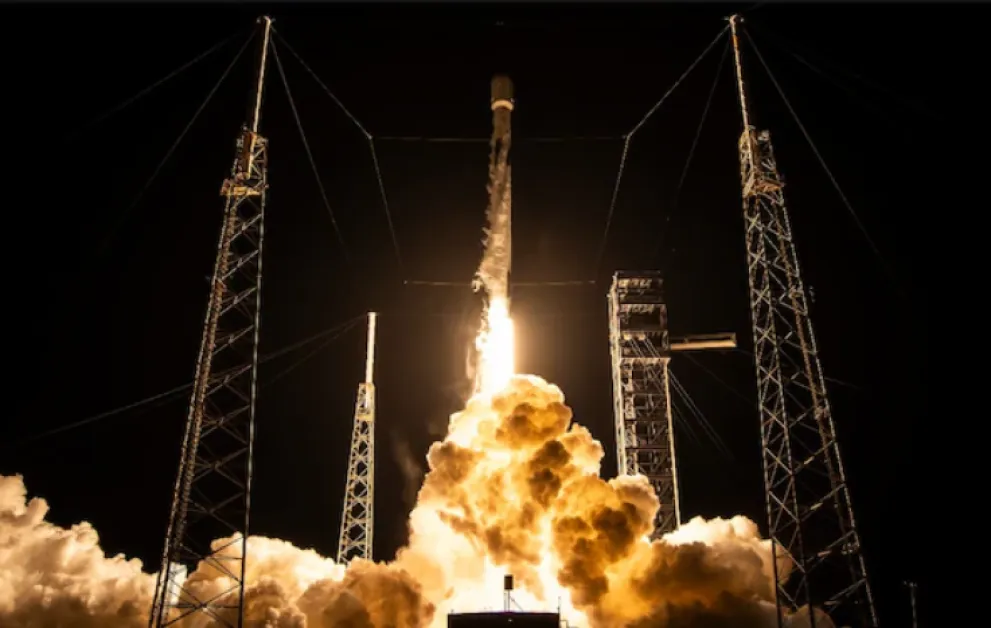 SpaceX изстреля в Космоса голям комуникационен сателит