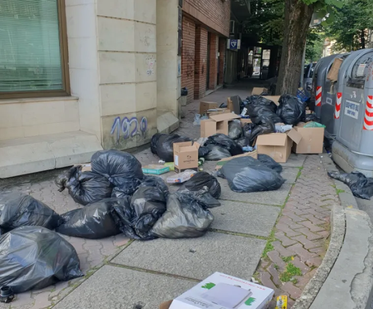Срамна гледка в центъра на Търново - боклуци превзеха тротоар СНИМКА