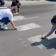 Деца и родители нарисуваха пешеходна пътека с тебешир СНИМКИ