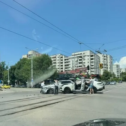 Меле в София! Сблъскаха се коли, щетите са сериозни СНИМКИ