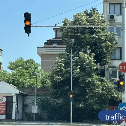 Неработещи светофари предизвикват хаос на едно от най натоварените кръстовища в