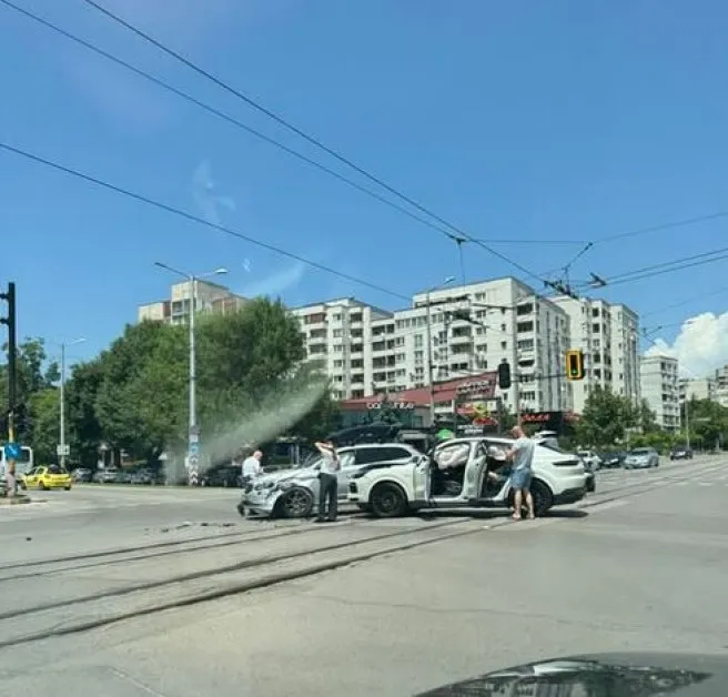 Меле в София! Сблъскаха се коли, щетите са сериозни СНИМКИ