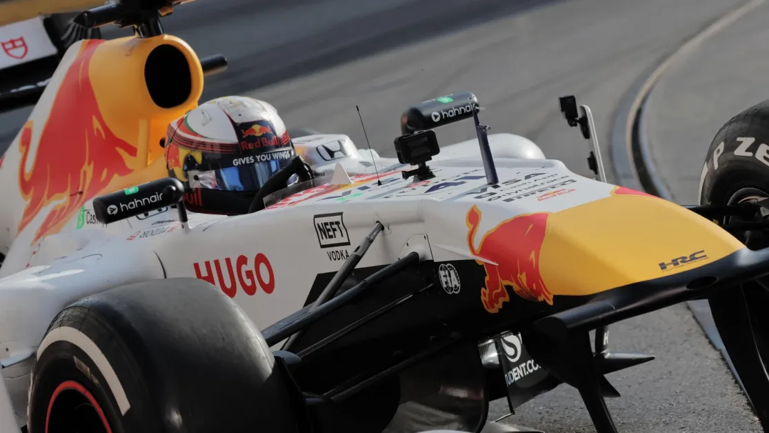 Никола Цолов подкара първия си болид от F1 в сърцето на София СНИМКИ и ВИДЕО