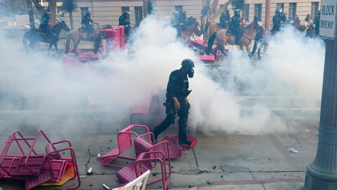 Британски фоторепортер бе прострелян, докато отразява протестите в Лос Анджелис