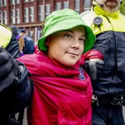 Екипажът на кораба Мадлийн който се е насочвал към бреговете