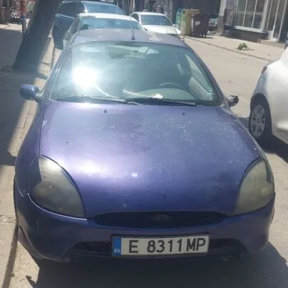 На оживена улица в Благоевград при дневна жега и градски