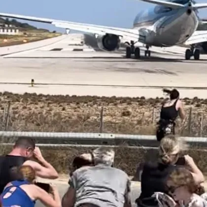Туристка бе завлечена от реактивната струя на самолет ВИДЕО