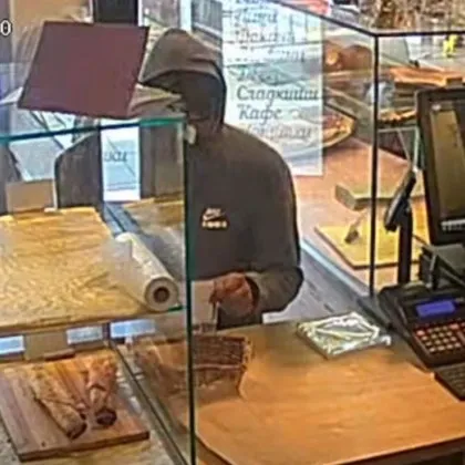 Маскиран мъж открадна кутия с дарения за болно петгодишно момиченце