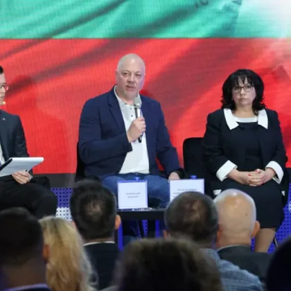 Желязков: Няма никакво основание хората да харчат панически спестяванията си