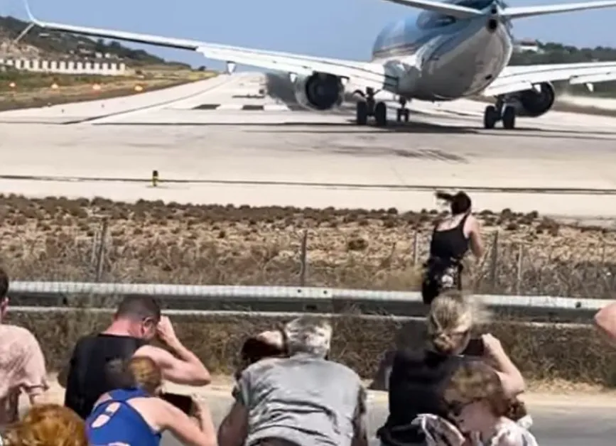 Туристка бе завлечена от реактивната струя на самолет ВИДЕО