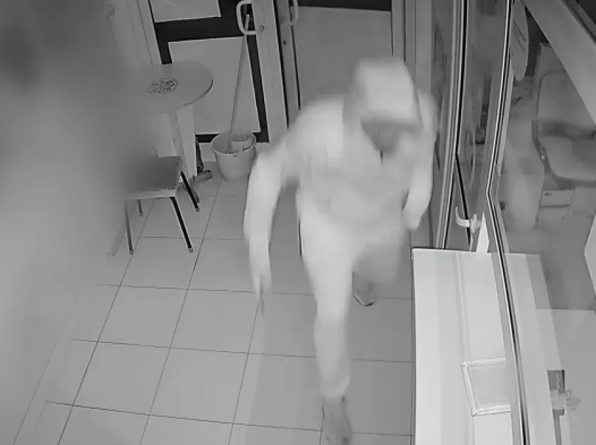 Мъж открадна кутия за дарения, издирват го