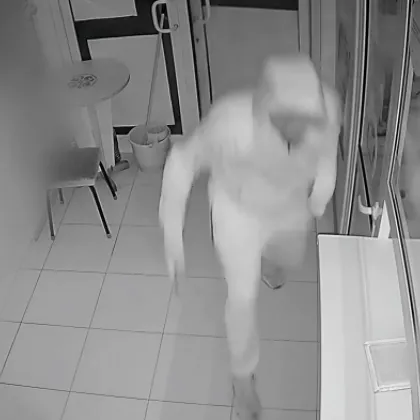Мъж открадна кутия за дарения, издирват го