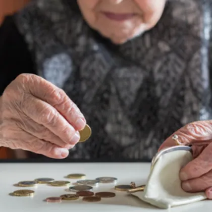 Възрастен мъж изгуби пенсията си в Сливен а неговата внучка