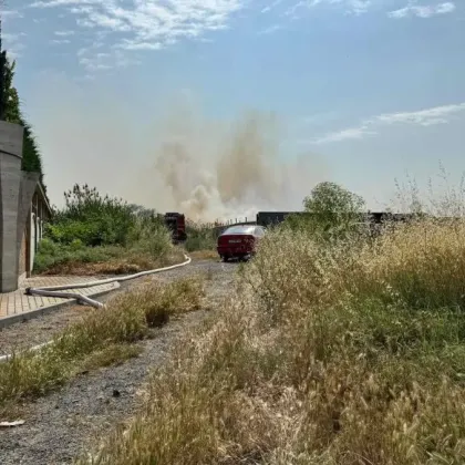 Пожар гори край хотелски комплект в Поморие