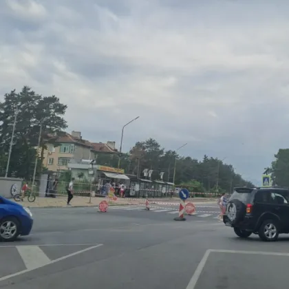 Спукана водопроводна тръба е причина за пропадането на пътната настилка