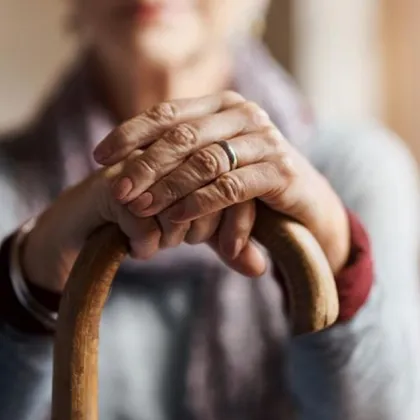 Сериозни обвинения към жена представяща се като личен асистент разтърсиха