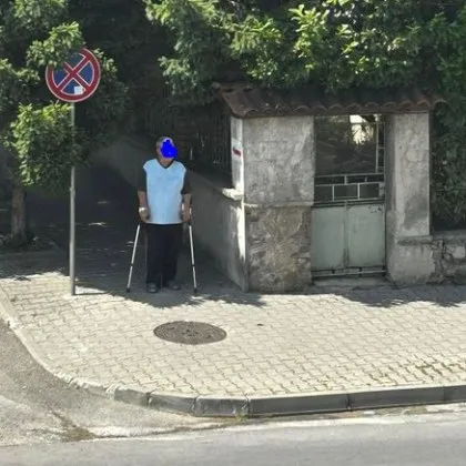 Мъж който е прекарал часове в просене на дребни суми