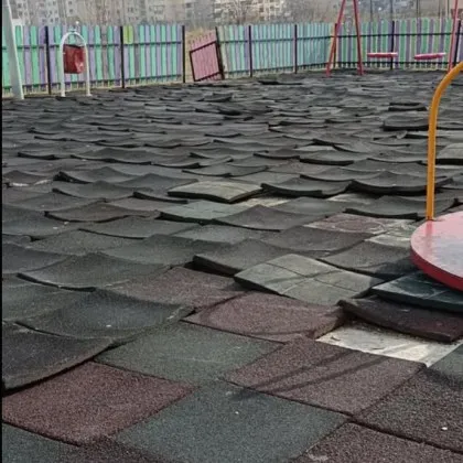 Разпадащи се настилки вдигнати плочи и опасни условия за игра