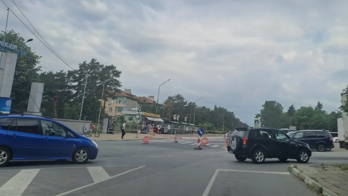 Пропадна част от пътя на изхода на Сопот към Анево