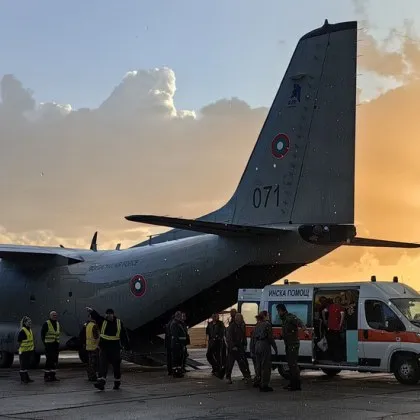 Екипаж от Военновъздушните сили със самолет Спартан от състава на