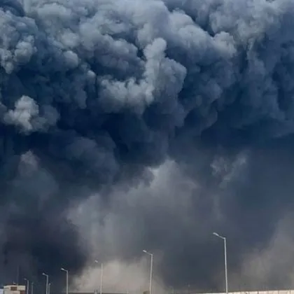 Най малко трима души загинаха а десет бяха ранени при пожар