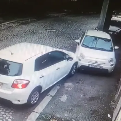Кола блъсна паркирана кола в София, водачът не се поколеба - избяга СНИМКИ