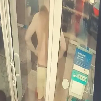 На протест пред Окръжния съд във Варна снощи бяха прожектирани