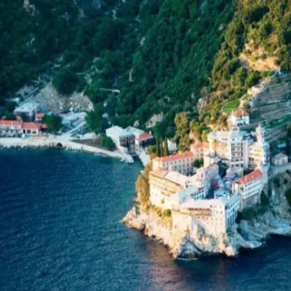 Най малко три вековни манастира разположени в религиозния анклав на Атонския