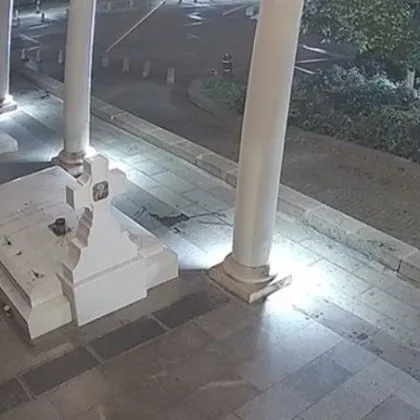 Задържаха втори мъж за поругаването на гроба на патриарх Неофит