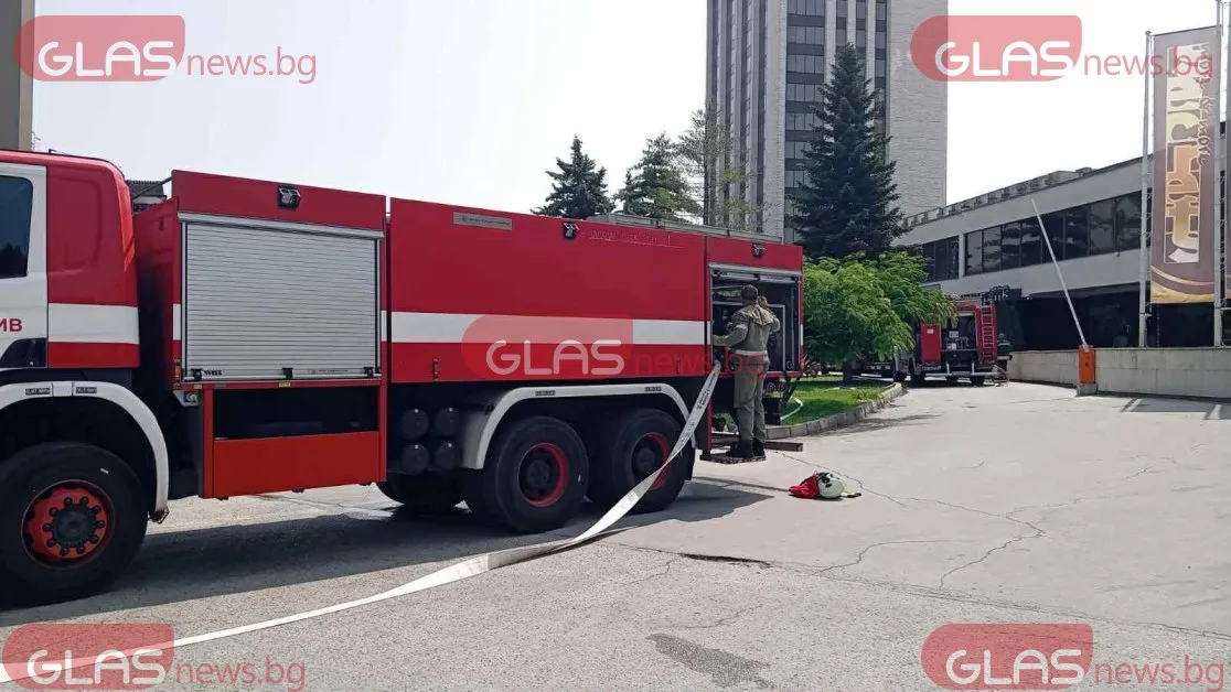 Пожар гори до хотел в Пловдив СНИМКИ+ВИДЕО