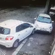 Кола блъсна паркирана кола в София, водачът не се поколеба - избяга СНИМКИ