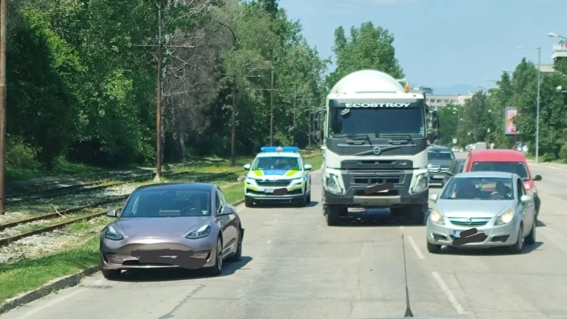 Бетоновоз и Тесла се удариха в София СНИМКА