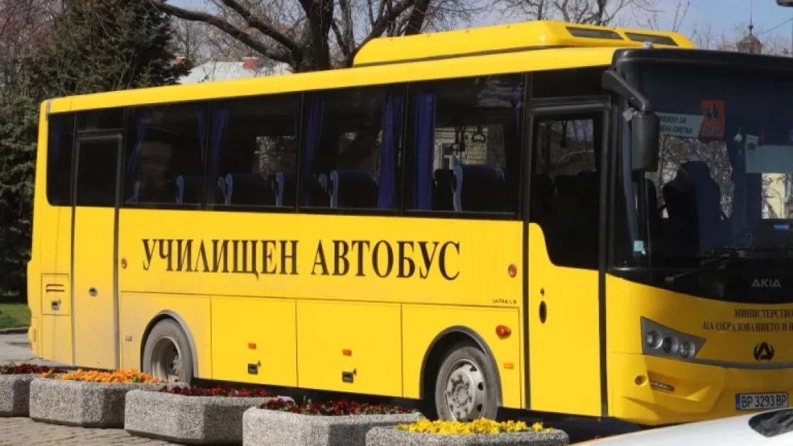 Катастрофира училищен автобус, ученичка е откарана в болница