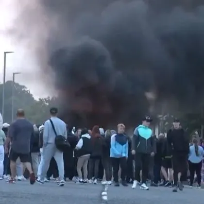 Безредиците в Северна Ирландия продължават Значителен брой полицаи са разположени