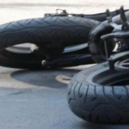 Моторист е в болница без опасност за живота след пътно