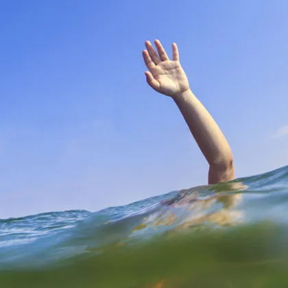 Жена е спасена от удавяне в морето на Централния плаж