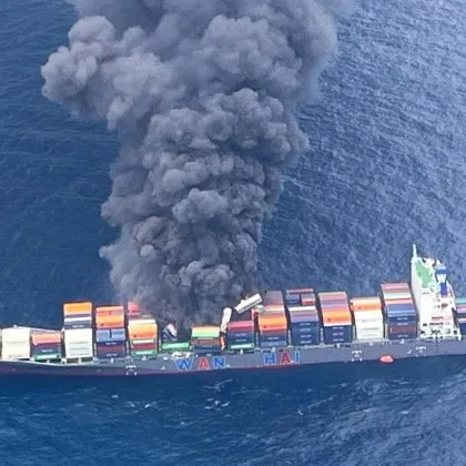 Товарен кораб се запали с опасен товар на борда край