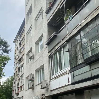 Стъклени бутилки хвърчат от тераса на блок в София, дете едва не пострада