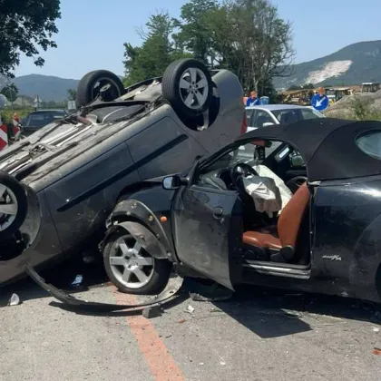 Катастрофа между два леки автомобила е станала на Т образно кръстовище