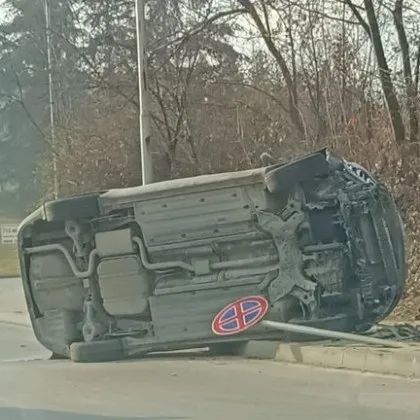 Трима души са откарани в болница след тежка катастрофа при