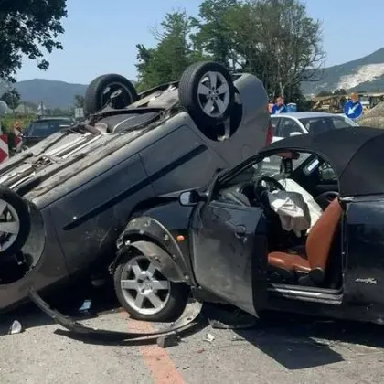 Трима души са откарани в болница след тежката катастрофа при