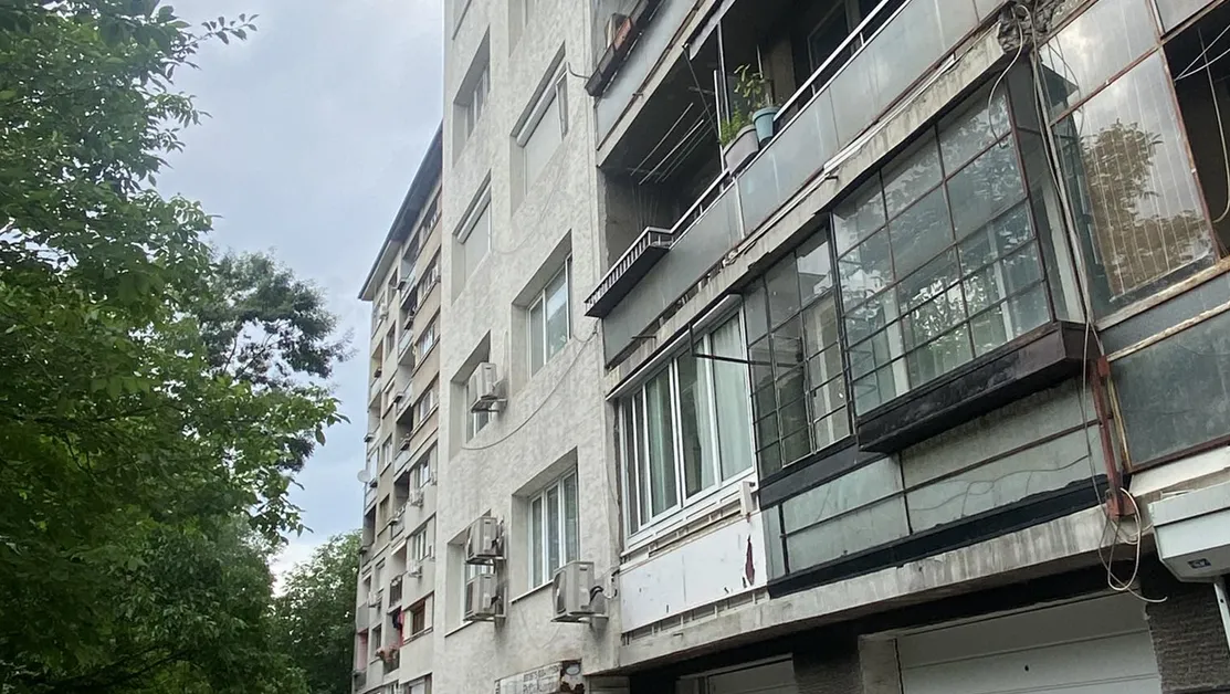 Стъклени бутилки хвърчат от тераса на блок в София, дете едва не пострада