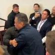 Извлякоха сенатор от пресконференция, оковаха го с белезници ВИДЕО