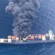 Пожар на товарен кораб край Индия предизвиква опасения от „екологична катастрофа" СНИМКИ